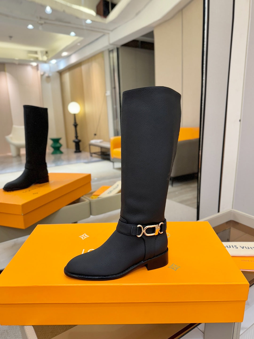 LV 25 Martin Boots 30 Black  Cowhide 573884