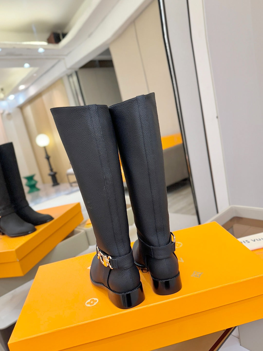 LV 25 Martin Boots 30 Black  Cowhide 573884