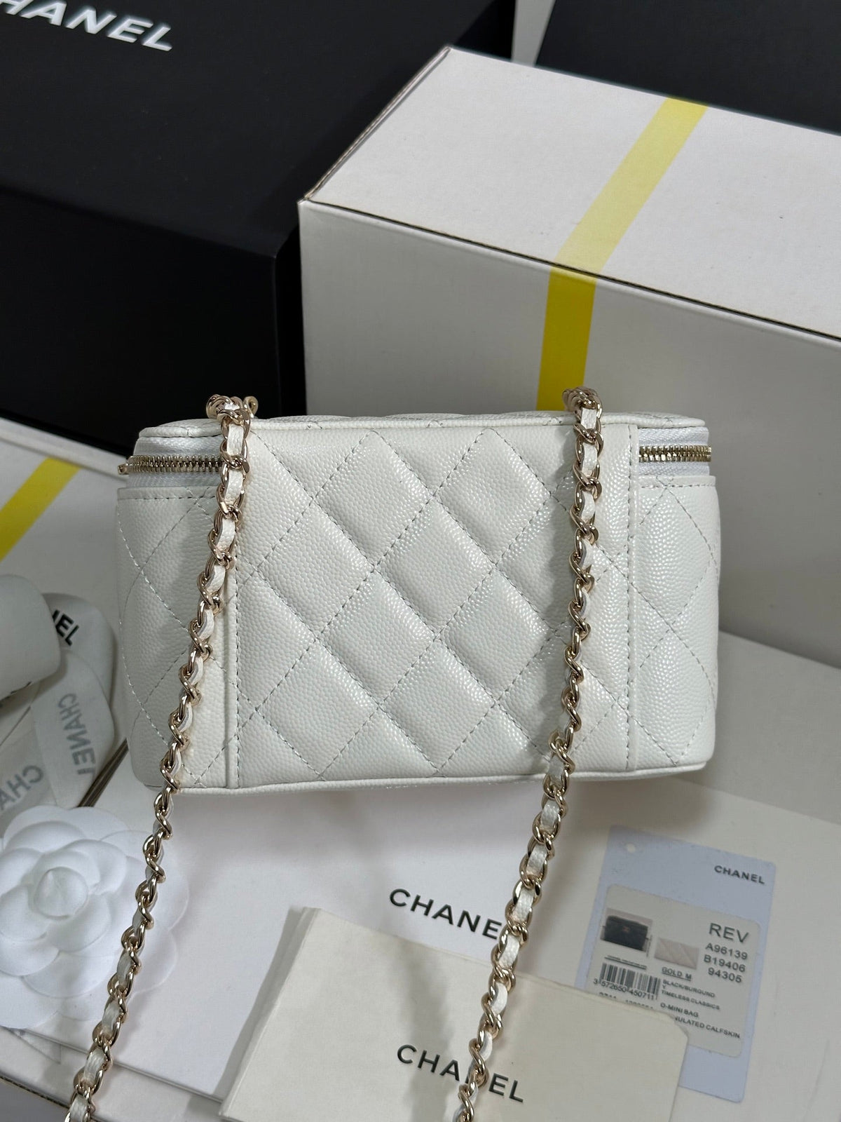 CC 25C Vanity Case 17cm White Caviar Leather Heart Rhinestone Light Gold Hardware 243421