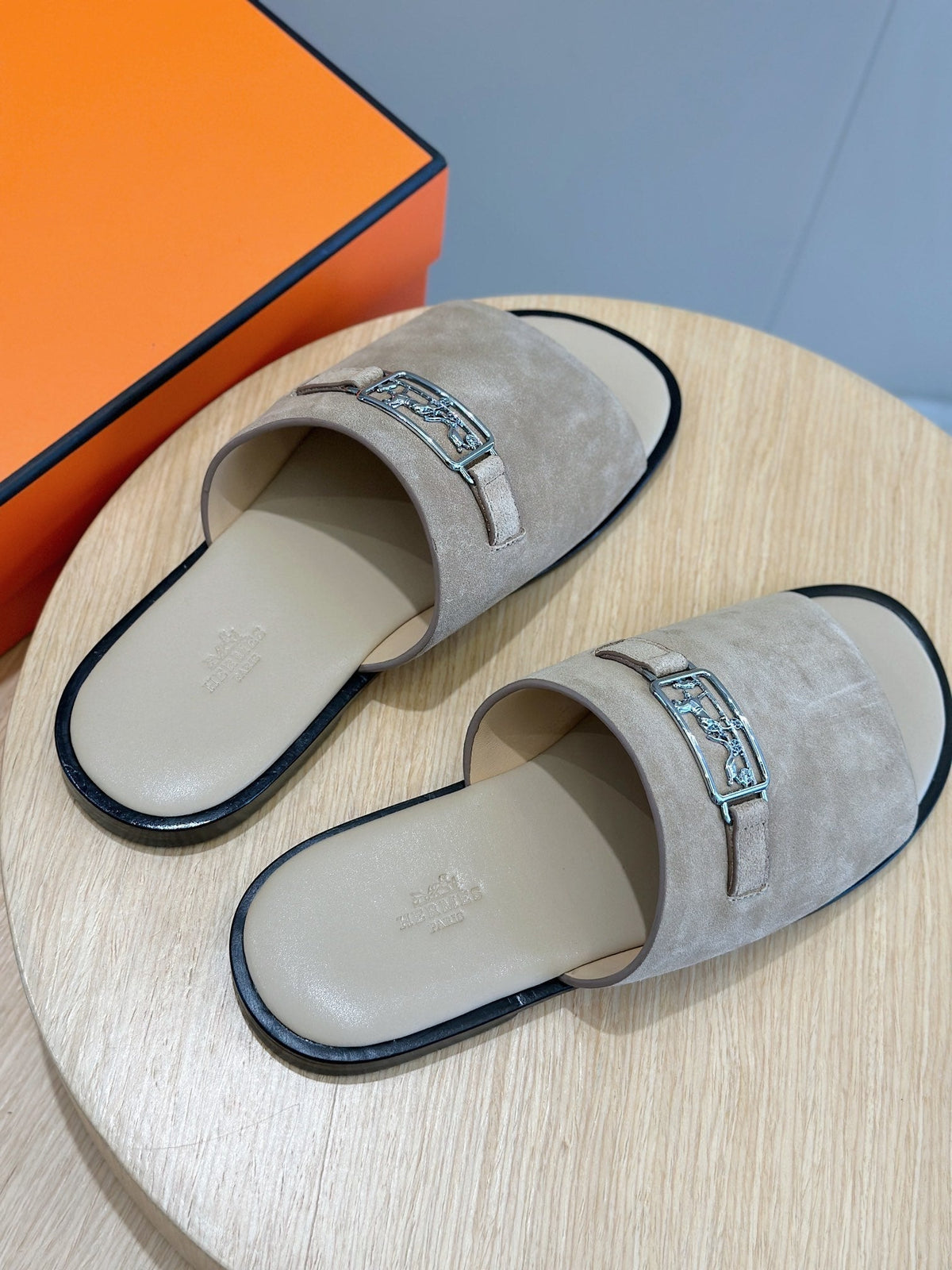 HM SILVER BUCKLE SLIPPERS LIGHT GRAY SUEDE