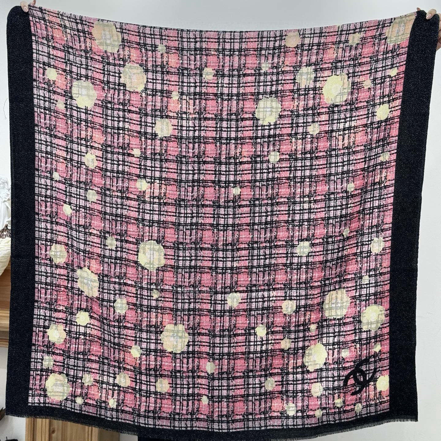 CC 25 Camellia Scarf 110cm Black Pink Cashmere 293163