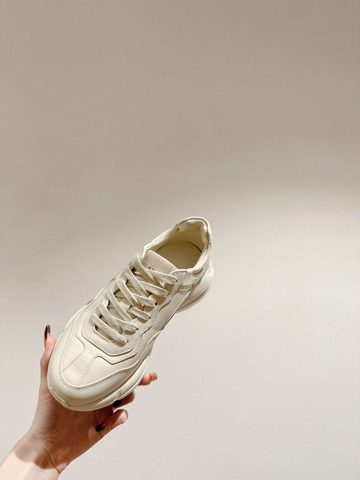 GG RHYTON LOGO TRAINER WHITE CALFSKIN WITH TIGER MOTIF