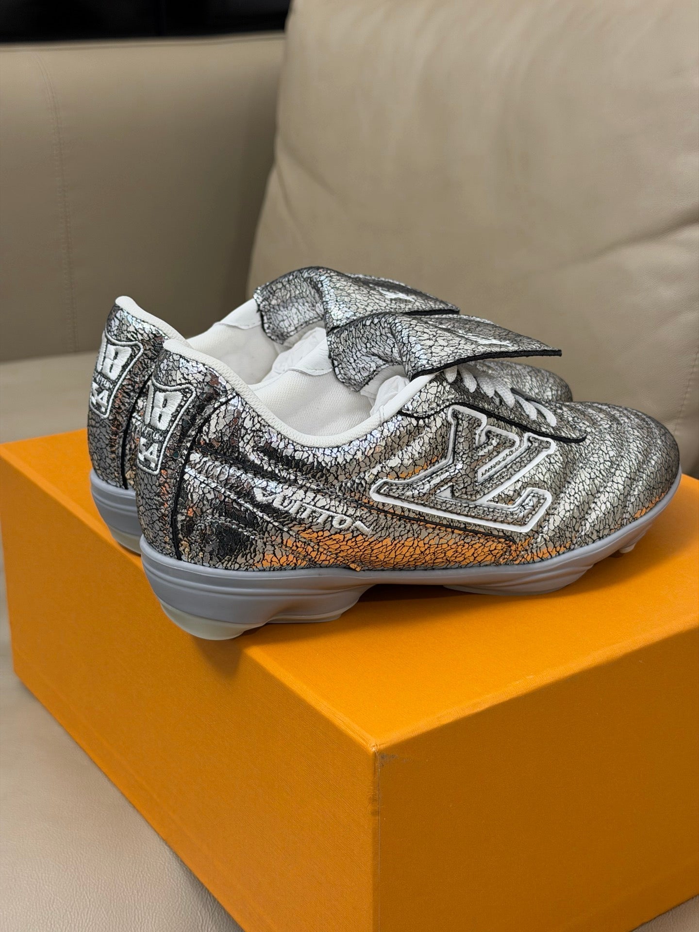 LV x Pharrell Footprint 26ss Sneaker Sliver Pebble Leather 621148