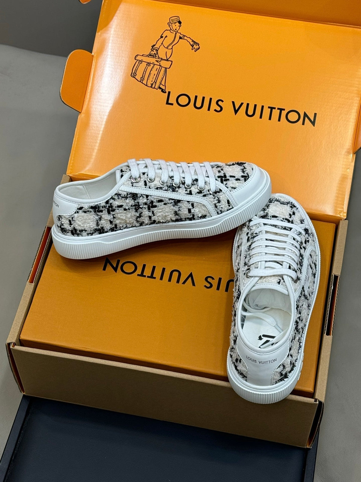LV 26ss Sneaker White Black Tweed Leather 621650