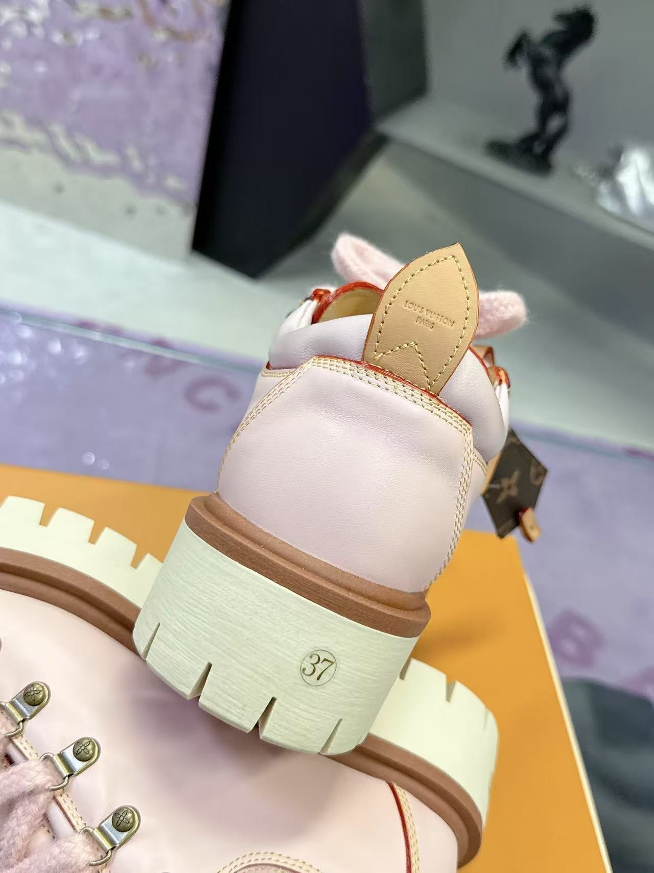 LV 26ss Sneaker Light Pink Sheepskin 672125