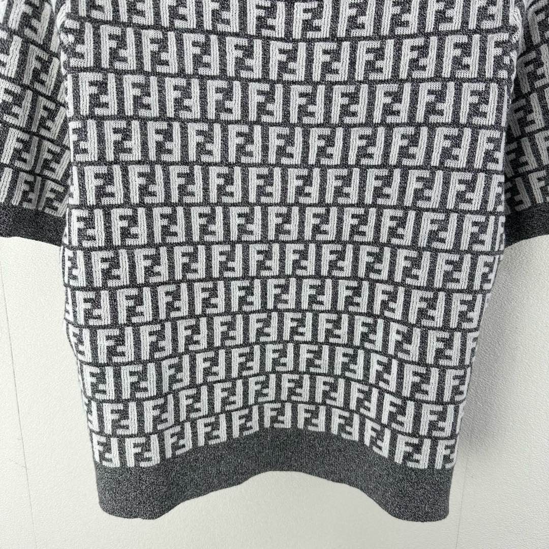 Fendi 25 Knitted Round Neck Short Sleeves Gray Wool F155