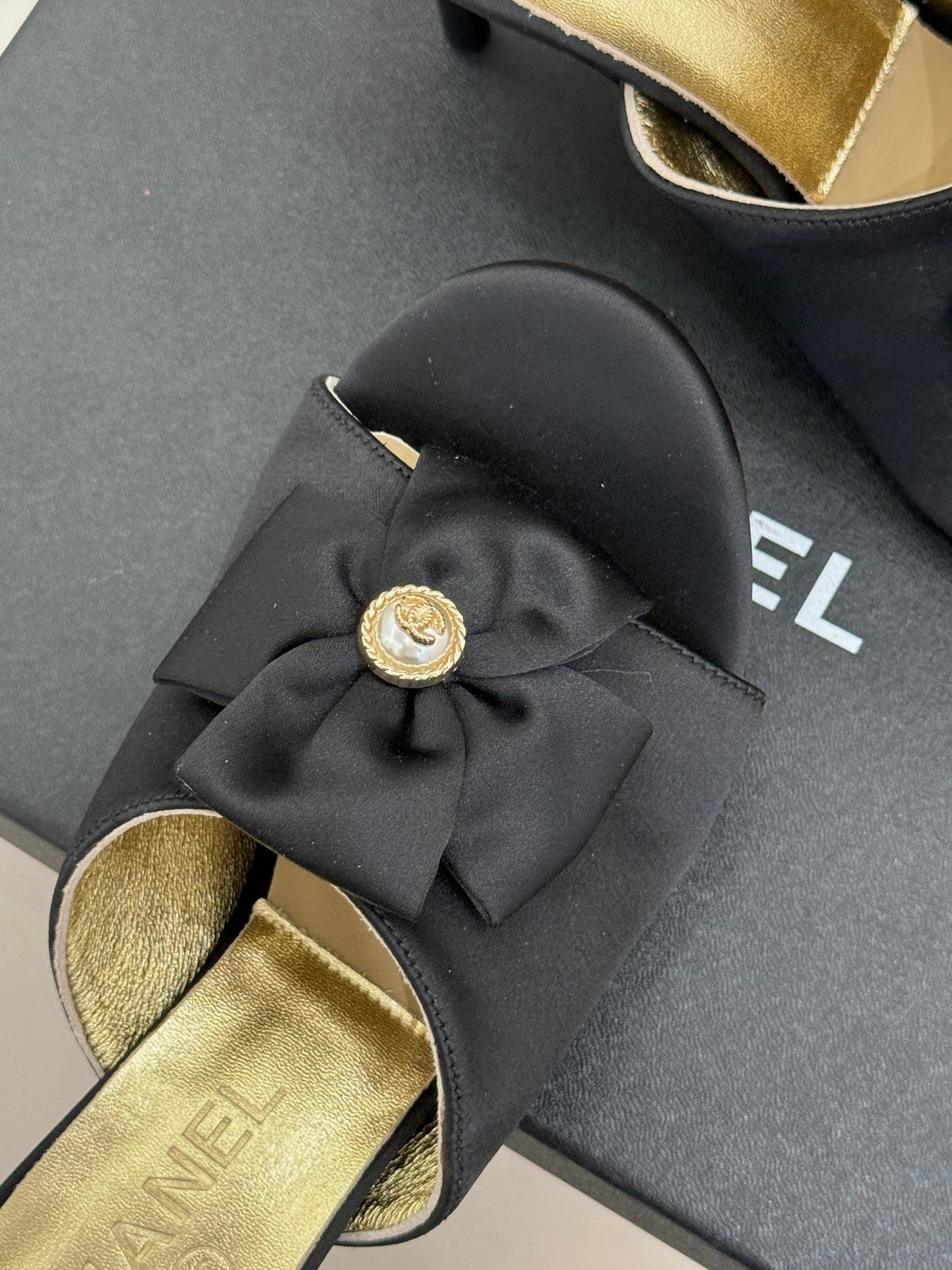 CC 26 Bow Sandal 85mm Black Gold Satin Sheepskin 609810