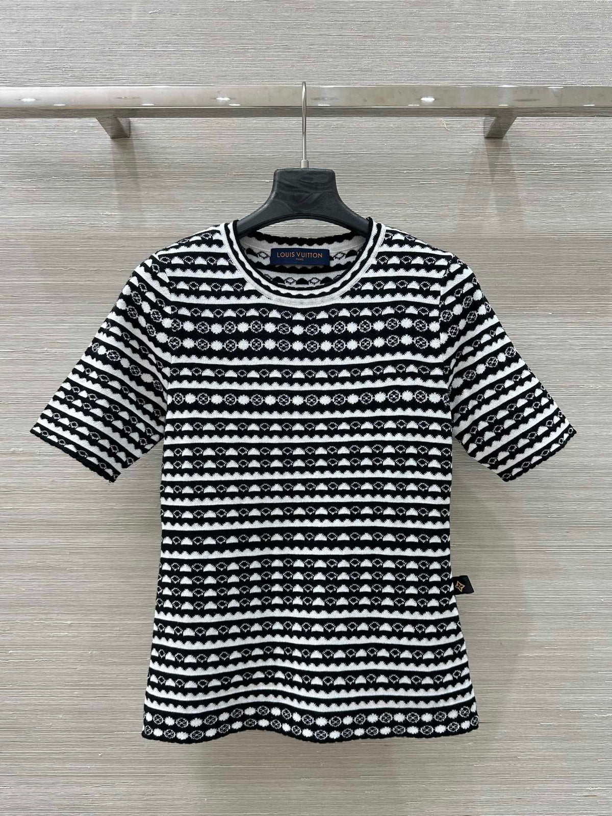 LV 25 Geometric Wave Pattern Round Neck Knitted T- Shirt Black Wool