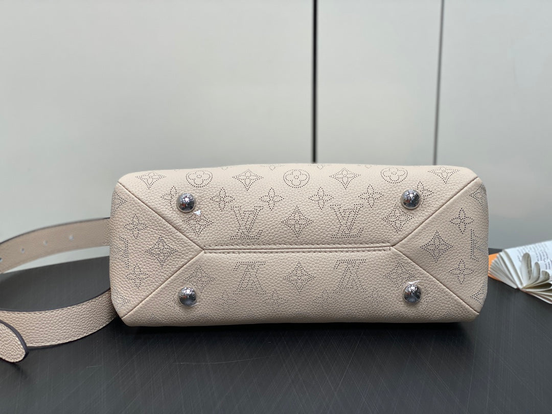 hand it all pm 29cm beige mahina calfskin