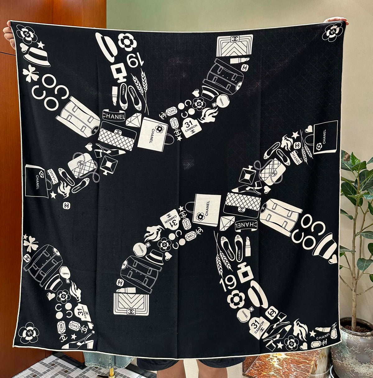 CC Square Scarf 140 CM In Black White Silk Cashmere 413675