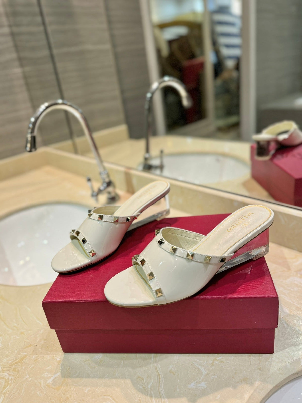 ROCKSTUD MULE SANDALS WITH TRANSPARENT HEEL IN WHITE CALFSKIN