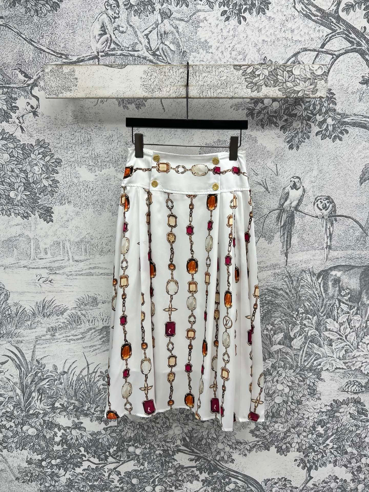 LV 25 Decorative Pattern Gemstone Chain Pleated Skirt White Poliester