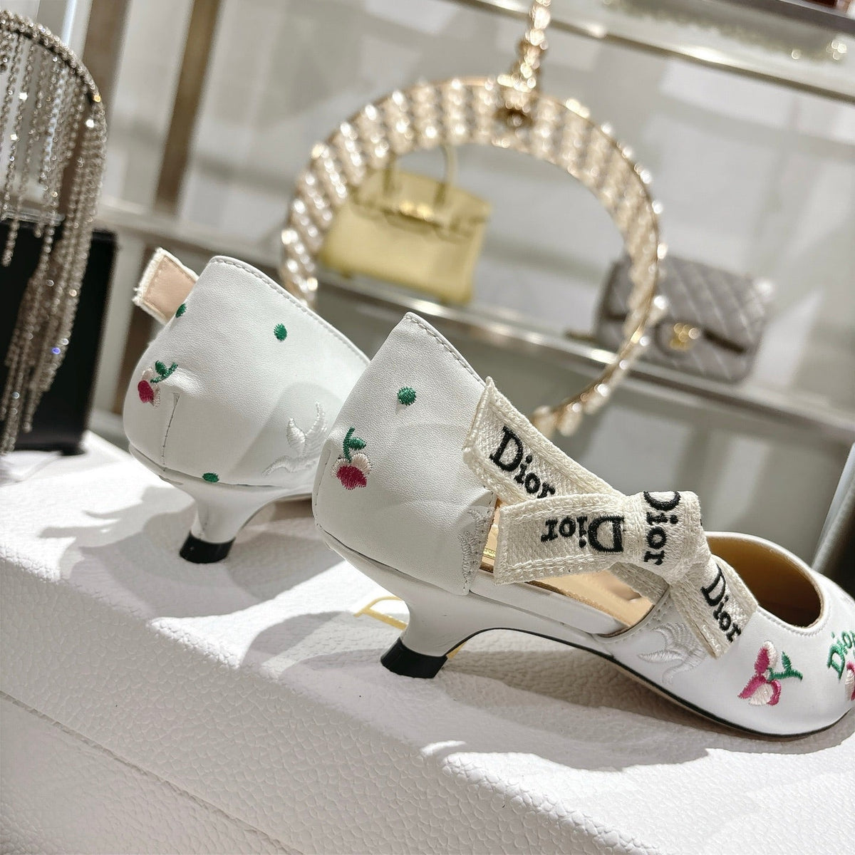 CD 26 High Heel Pump Flower 25 White Sheepskin Ribbon 679715