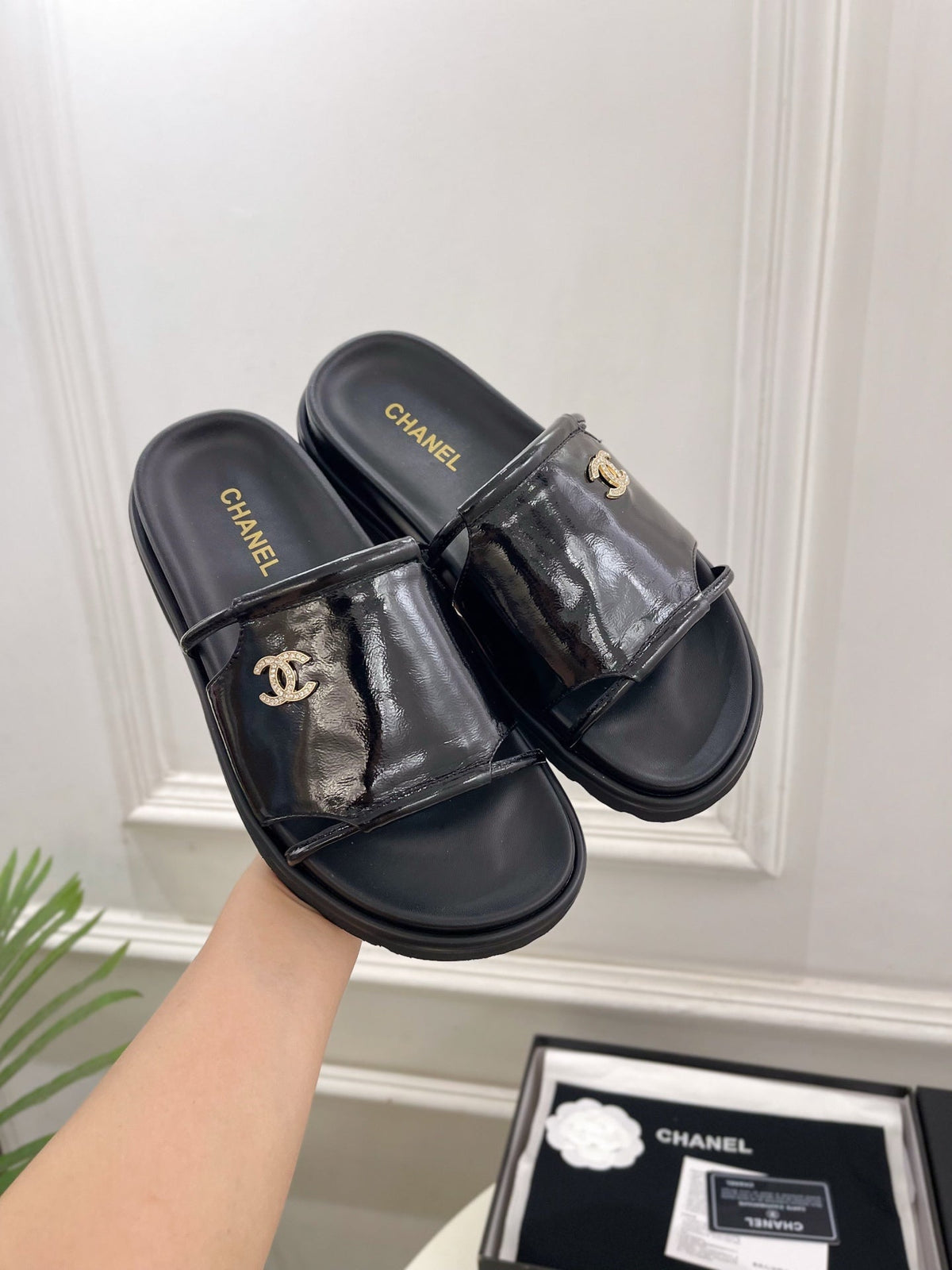 Chanel 2026 Platform Casual Slippers Patent Leather Sheepskin 831556